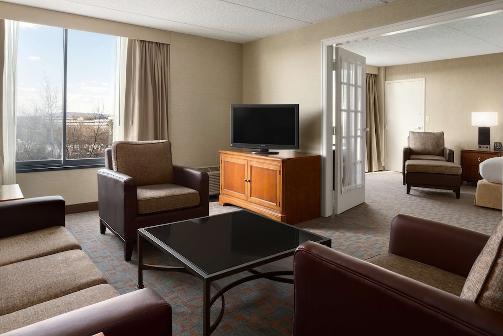 Suite, 1 King Bed - Photo 4