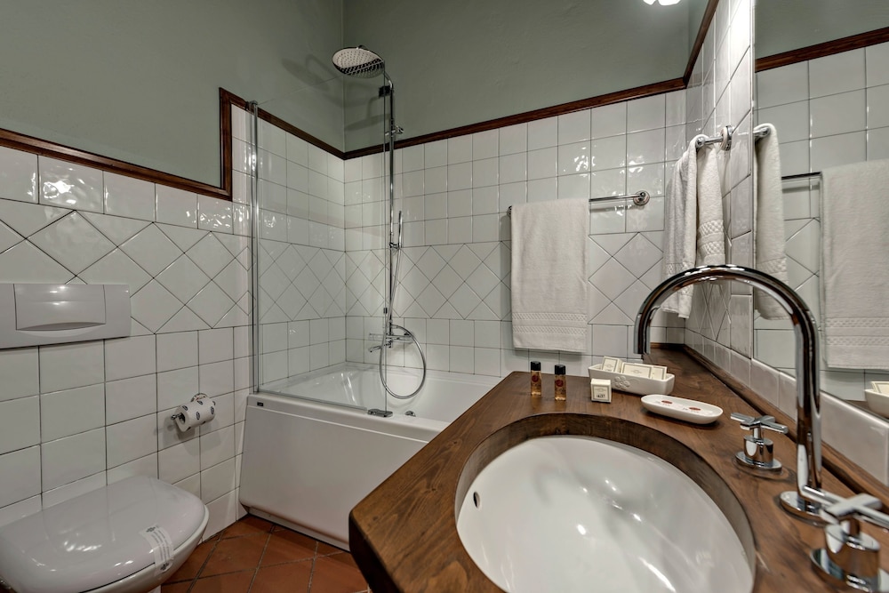 Superior Double Room thumbnail 5