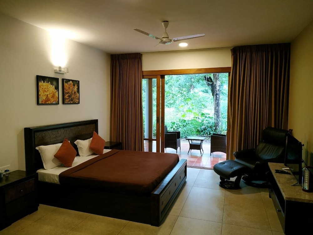 Deluxe Room, 1 King Bed, Balcony, Garden View photo 1