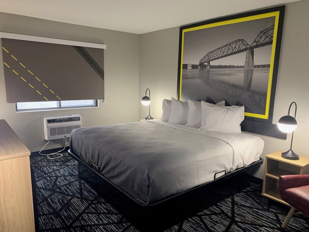 Room, 1 King Bed, Accessible, Non Smoking (Bathtub W/grab Bars) - Photo 4
