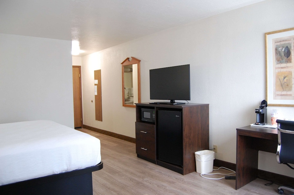 Suite, 1 King Bed with Sofa bed, Accessible, Non Smoking - Photo 8