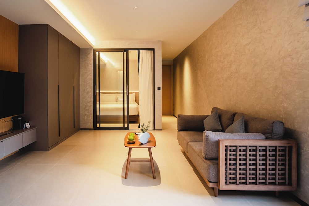 Family Suite, 2 Bedrooms, Balcony, Pool View photo 2
