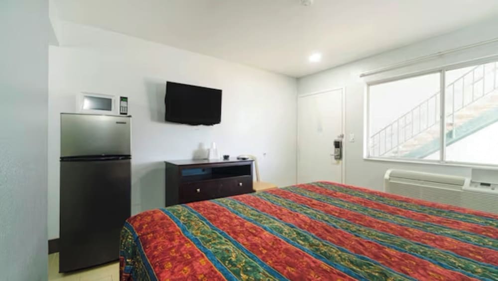 Standard Room, 1 King Bed, Smoking, Refrigerator & Microwave photo 3
