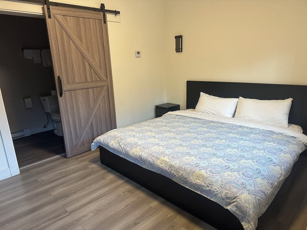 Deluxe King Suite photo 1