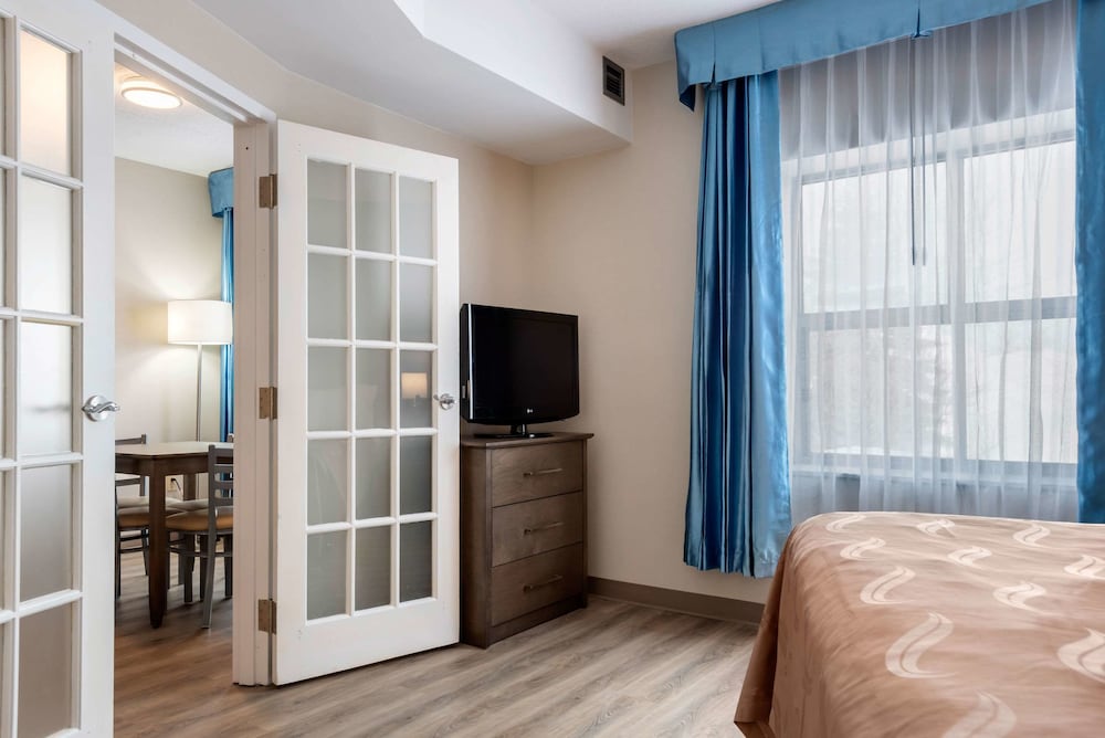 Suite, 1 King Bed with Sofa bed, Non Smoking - Photo 1