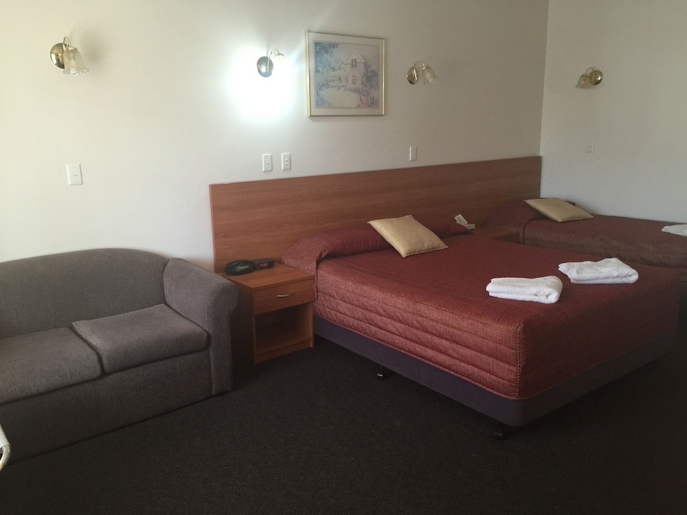 Standard Room, Non Smoking (Queen Twin) photo 1