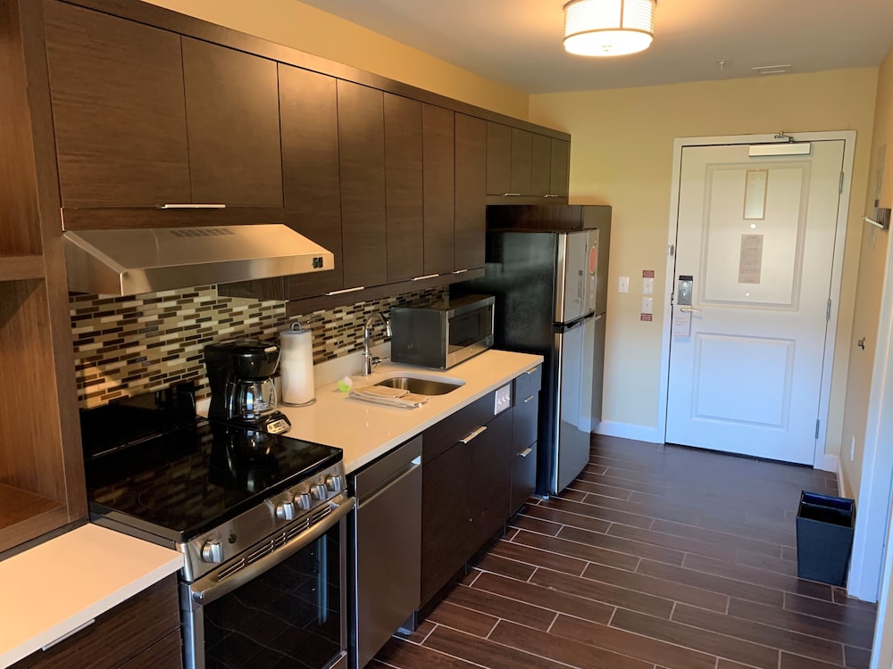 Suite, 1 Bedroom - Photo 7