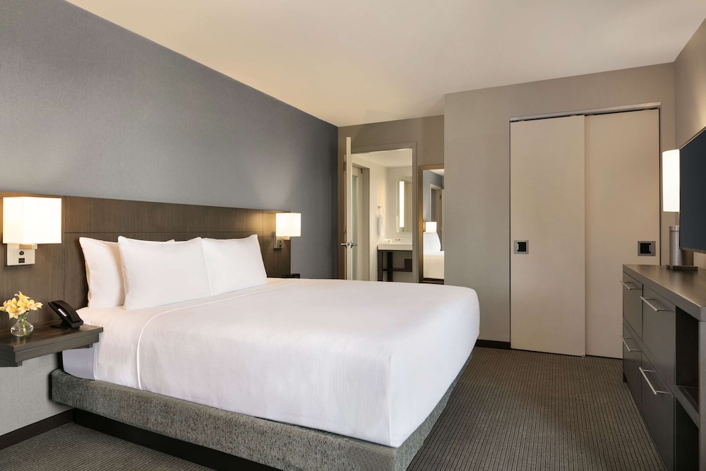 Suite, 1 King with Sofa bed (Accessible Room with Shower) - Photo 5