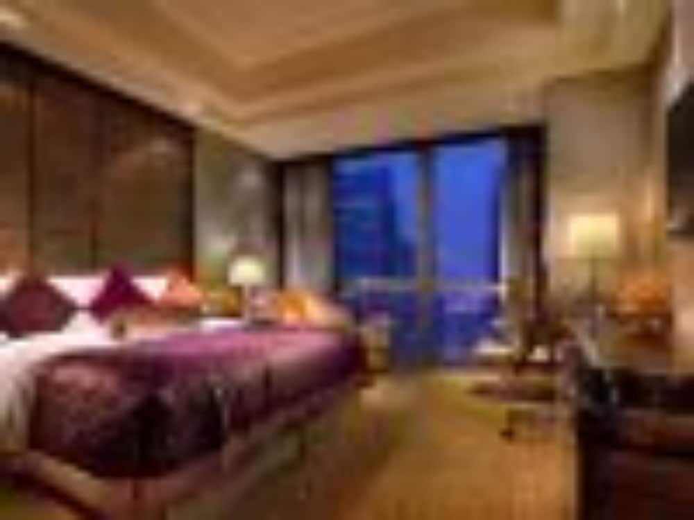Premium Room, 1 King Bed photo 3
