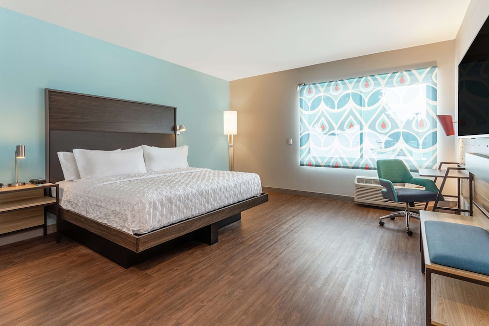 Room, 1 King Bed, Accessible (Hearing) - Photo 2