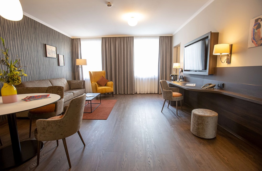 Standard Apartment, 1 Queen Bed, Kitchenette (Living Room) photo 2