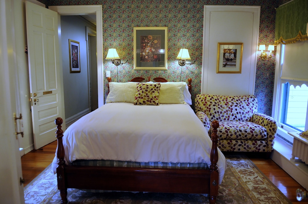 Deluxe Room, 1 Queen Bed, Jetted Tub photo 1