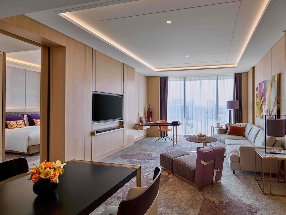 Family Room (1 King Bed and 2 Twin Beds)