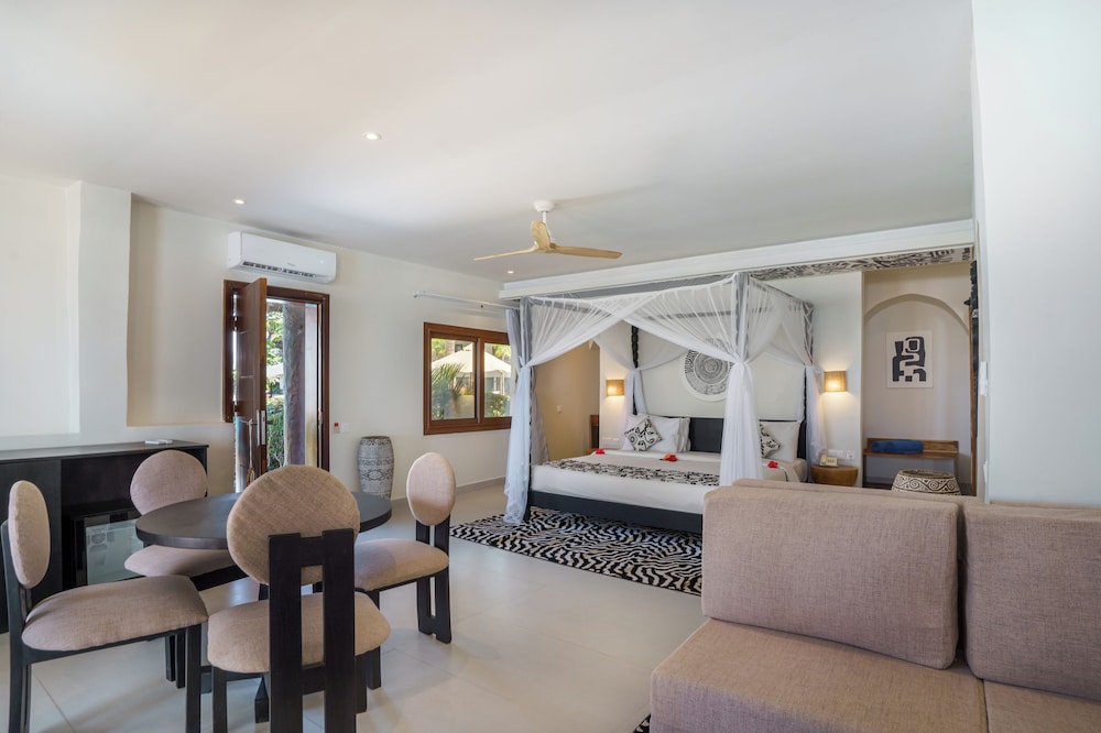 Presidential Suite sea front with private Pool