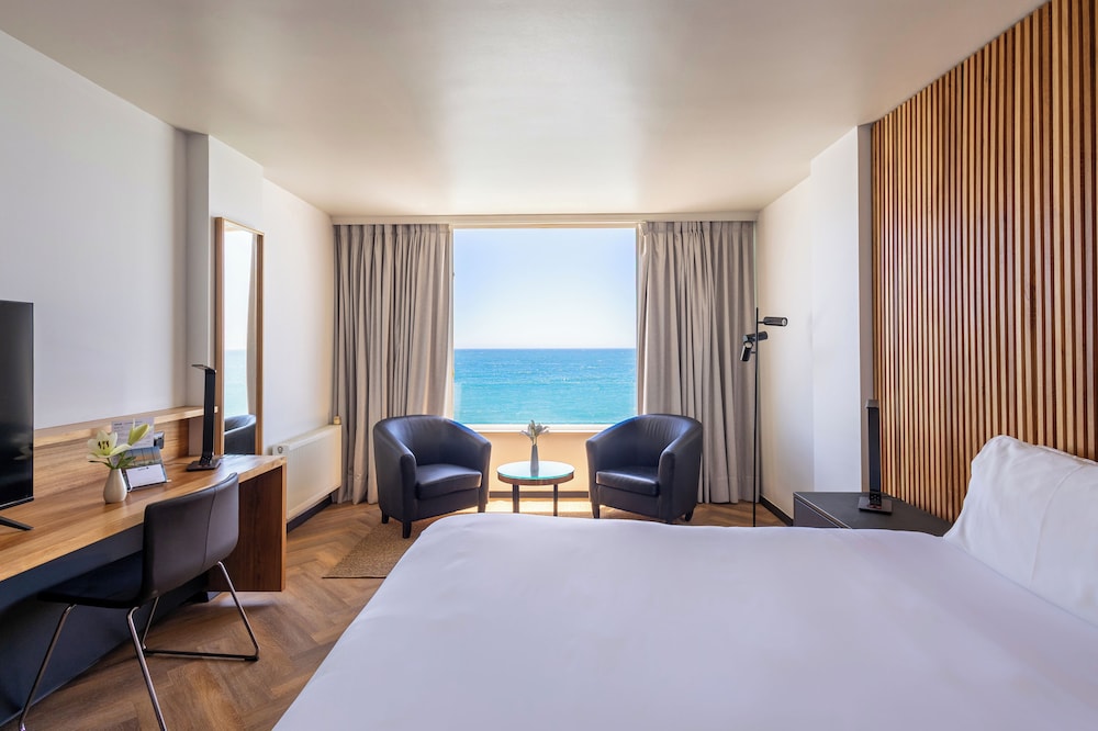Room, 1 King Bed, Non Smoking, Ocean View - Photo 4