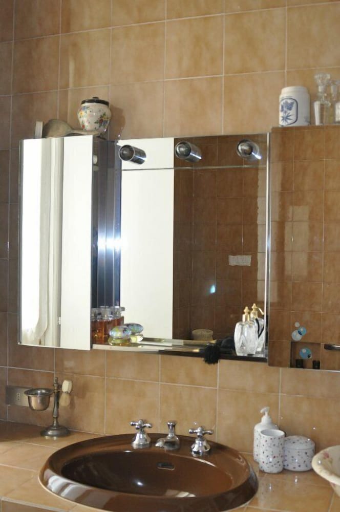 Single Room, Shared Bathroom photo 2
