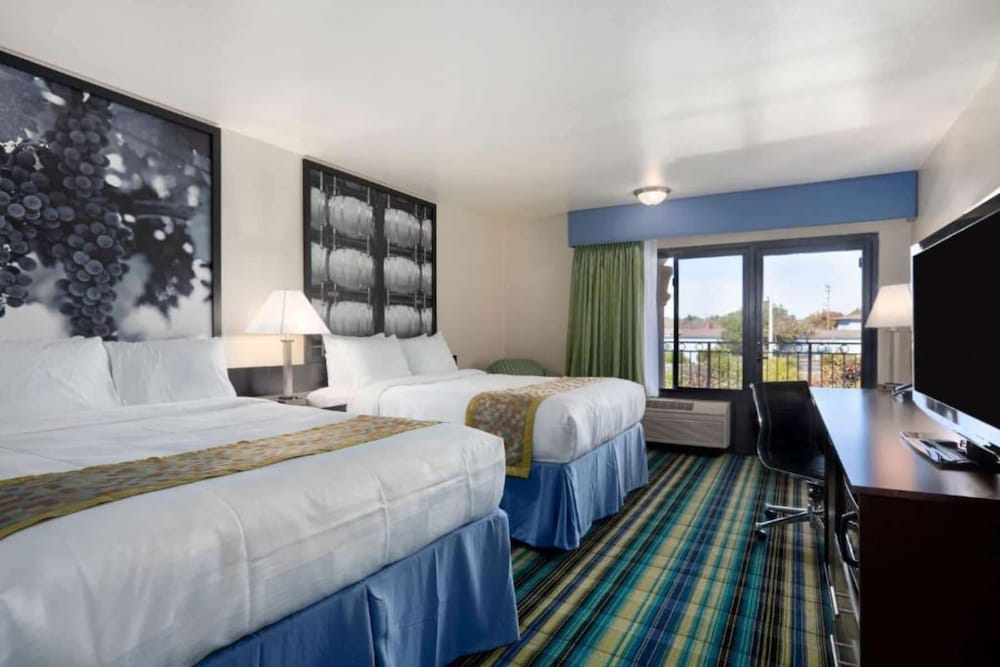 Suite, 2 Queen Beds, Non Smoking photo 2