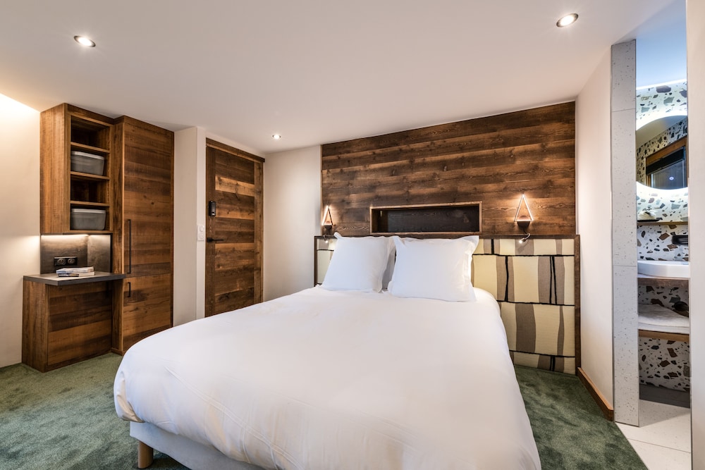 Deluxe Room, 1 Queen Bed, Mountain View photo 1