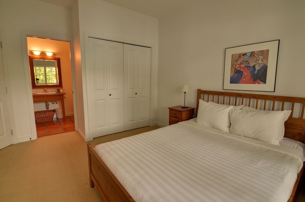Deluxe Two Bedroom Queen Suite with Outdoor Tub, Full Kitchen and Harbor View photo 3