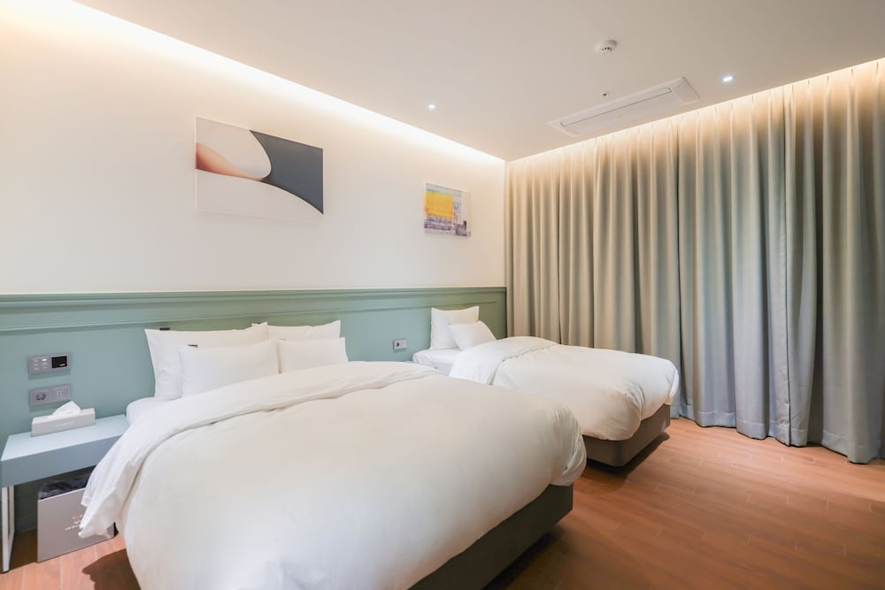 Premier Suite Twin Room - Photo 15