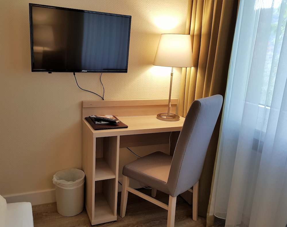 Double or Twin Room, 1 Queen Bed, Hill View photo 2