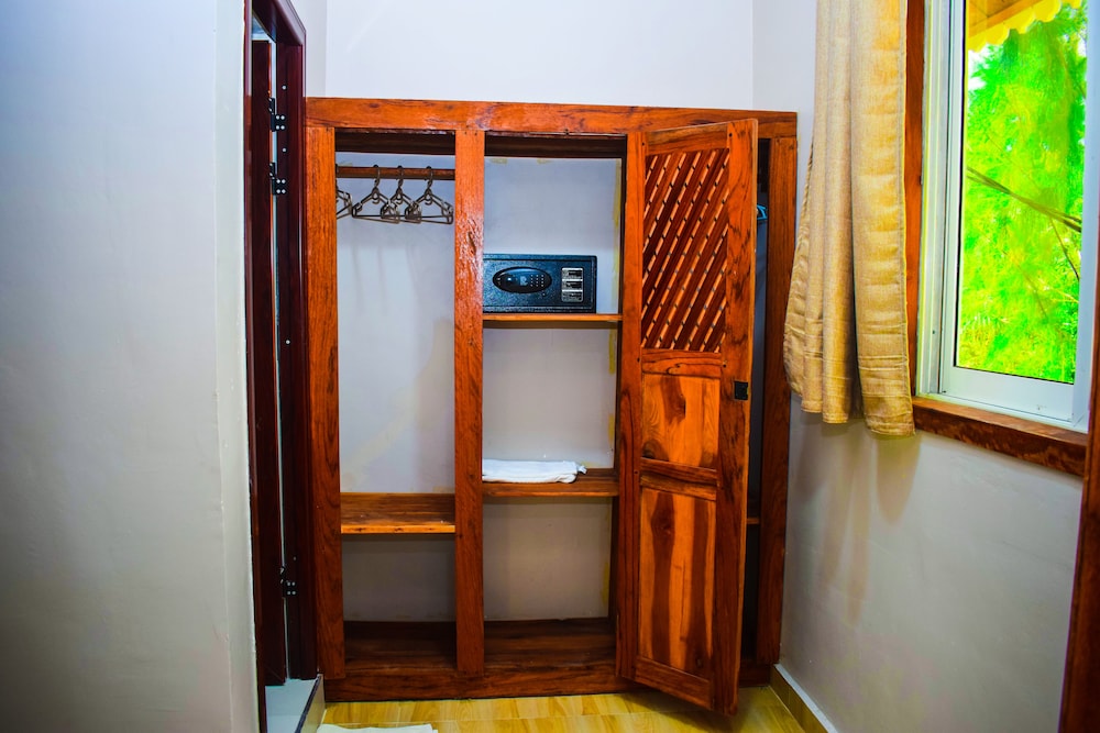 Standard Double Room, 1 King Bed, Balcony, Garden View photo 2
