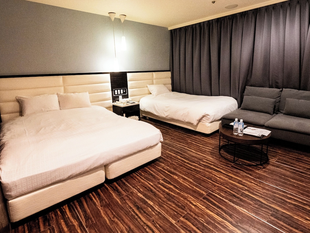 Deluxe Double Room, Smoking - Photo 10