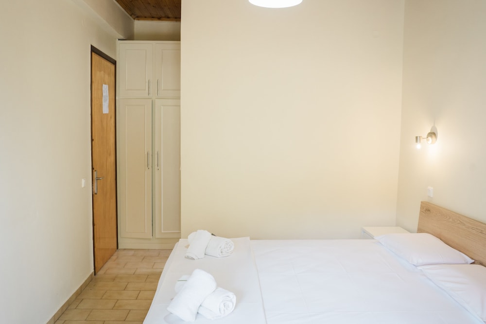 Standard Twin Room, 1 King Bed, Balcony, Courtyard View photo 3