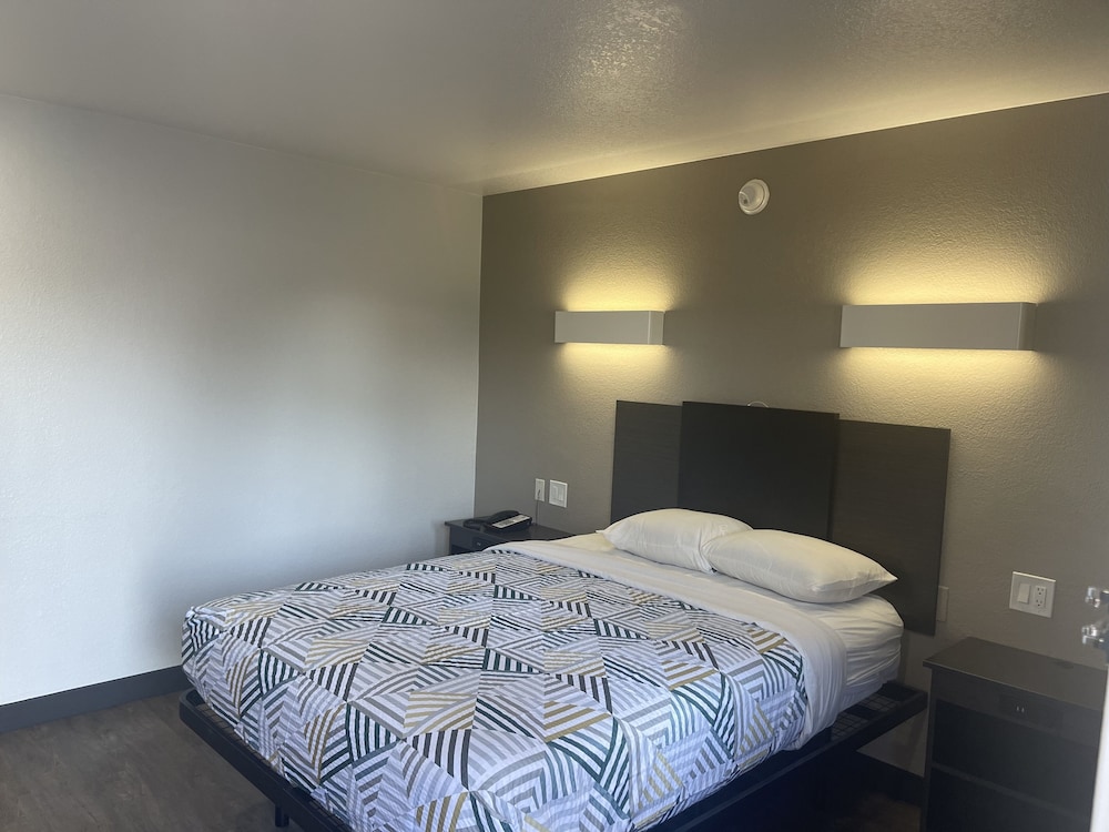 Deluxe Room, 1 Queen Bed, Smoking, Refrigerator & Microwave photo 2