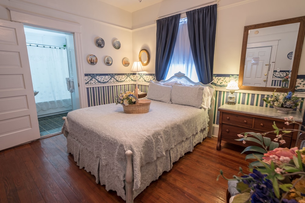 Double Room, 1 King Bed, Private Bathroom