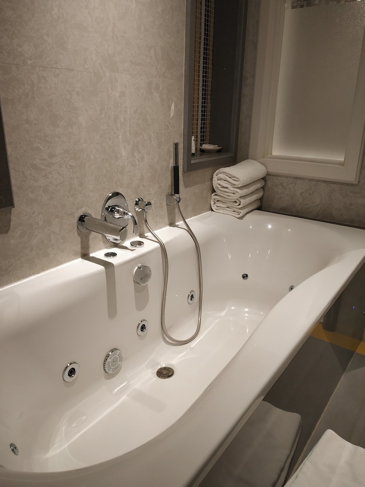 Wild Orchid Suite with Private Terrace and Mountain view photo 2