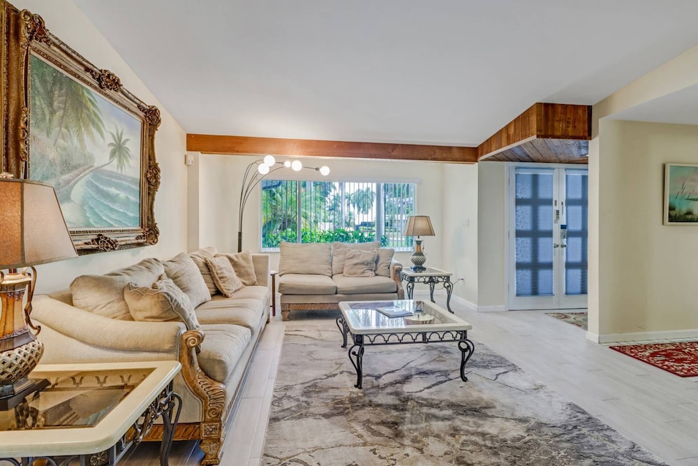 House (228 Bay Shore Dr)