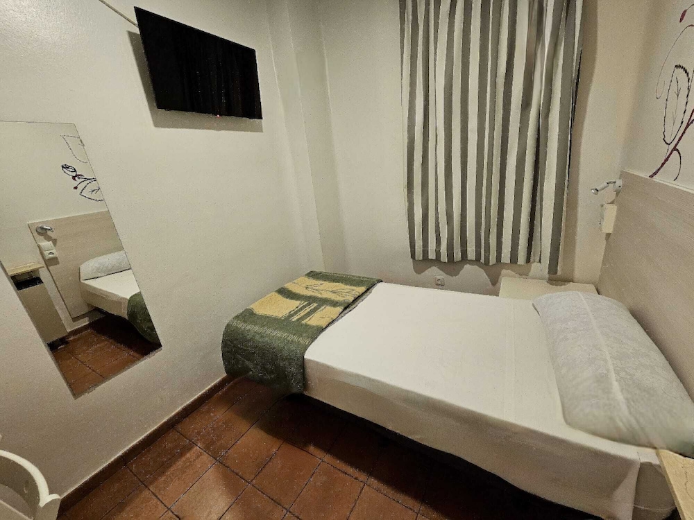 Single Room, Shared Bathroom photo 3
