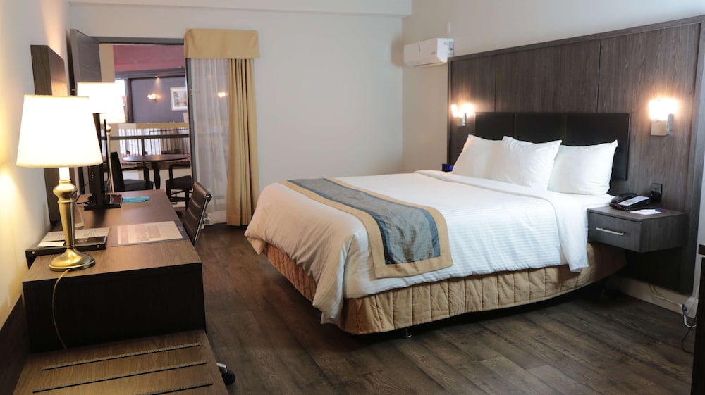 Standard Room, 1 King Bed, Non Smoking, Balcony thumbnail 5