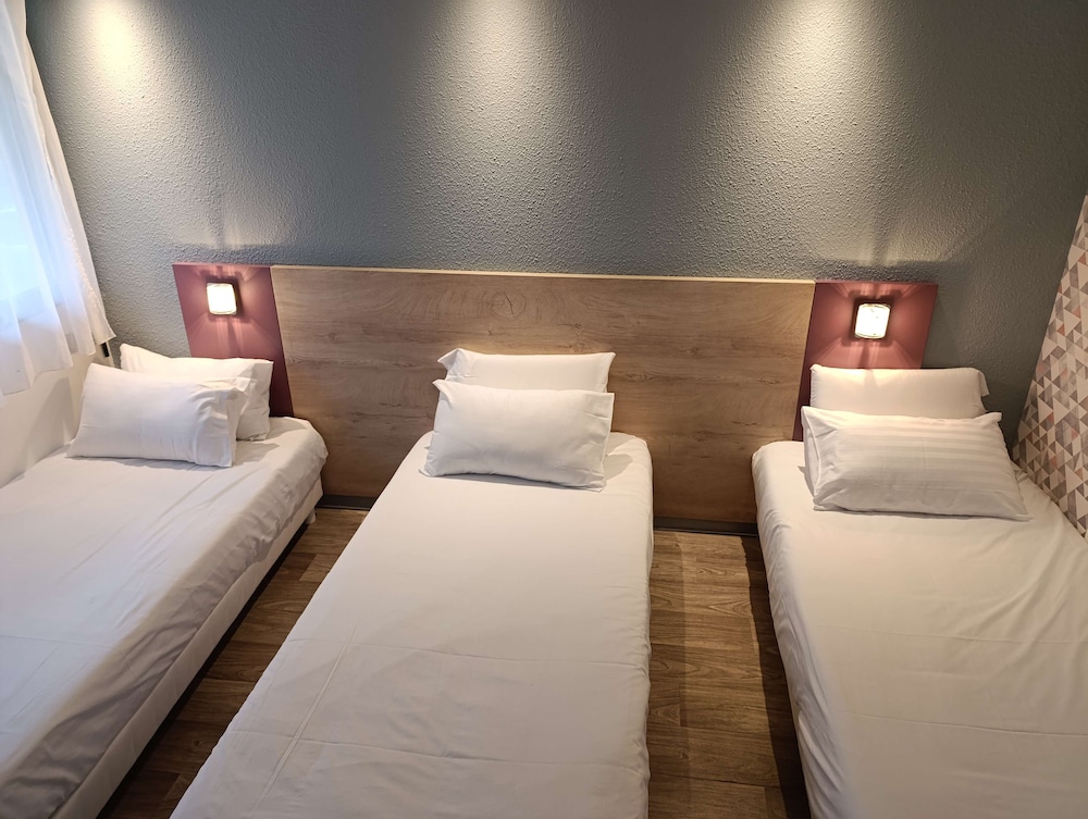 Room, 3 Twin Beds - Photo 3
