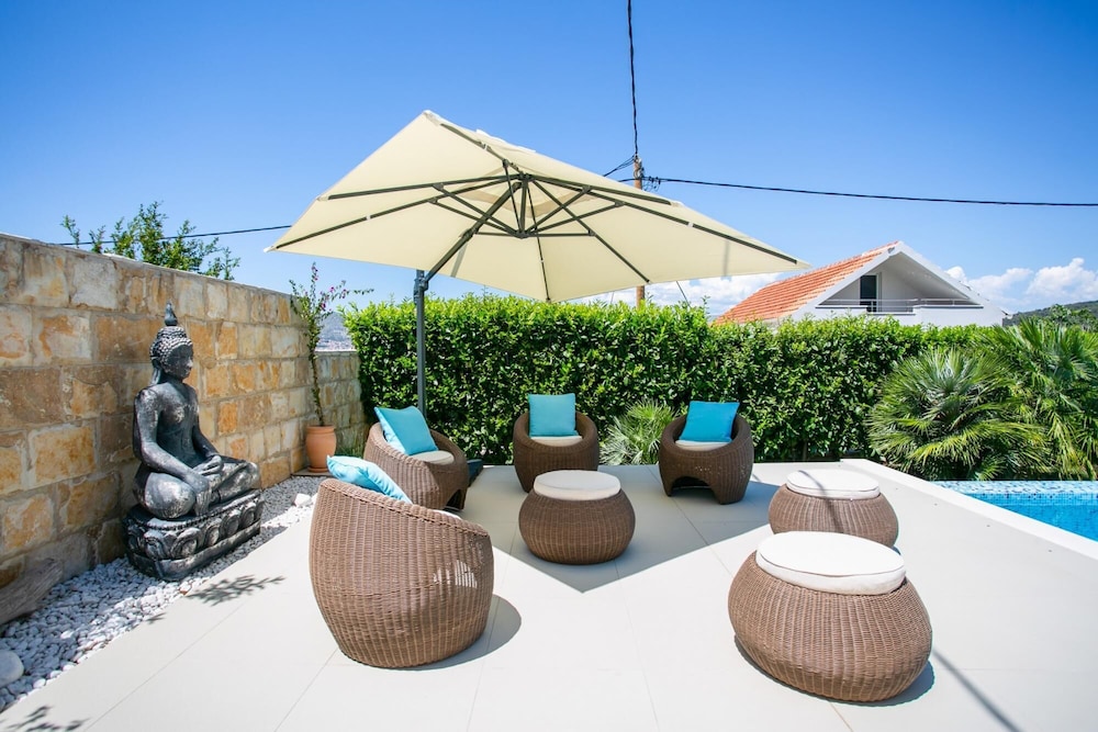 Villa, Smoking photo 3