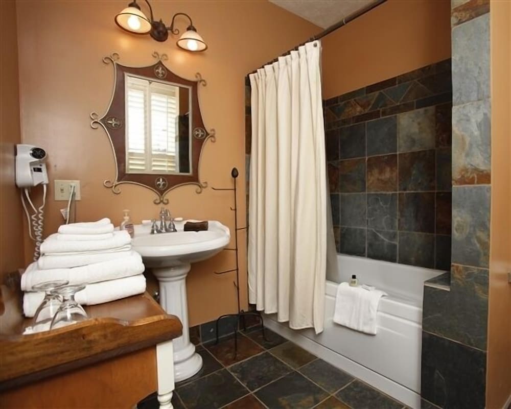 Room, 1 Queen Bed, Fireplace photo 2