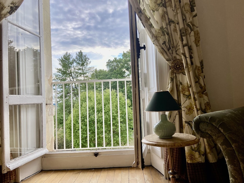 Royal Room, 1 Queen Bed, Courtyard View photo 2