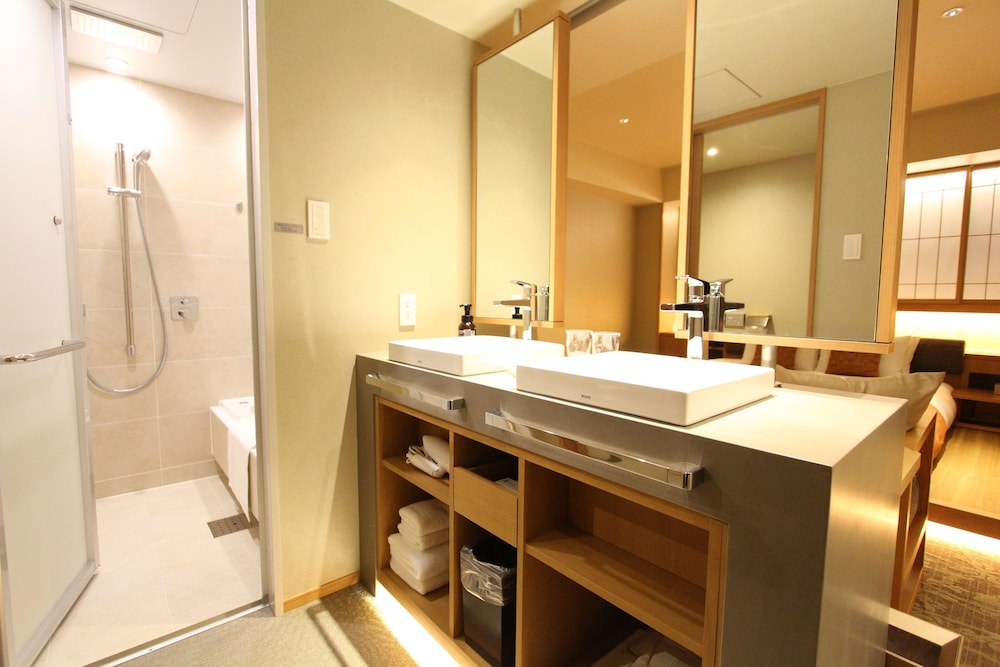 Deluxe Room, 1 King Bed, Non Smoking, Bathtub - Photo 17
