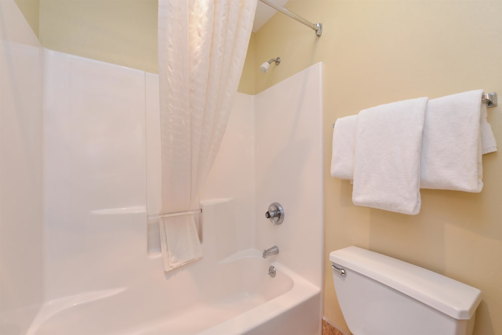 Standard Room, 2 Queen Beds, Non Smoking, Refrigerator & Microwave - Photo 4