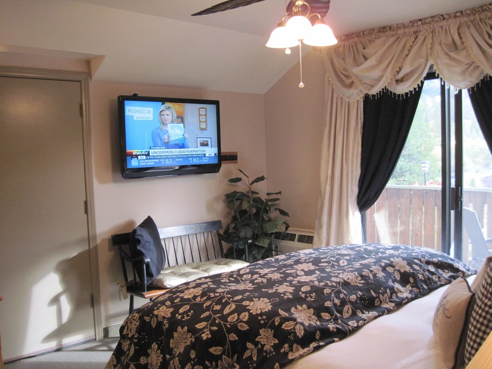 Studio Suite, 1 King Bed, Non Smoking photo 2