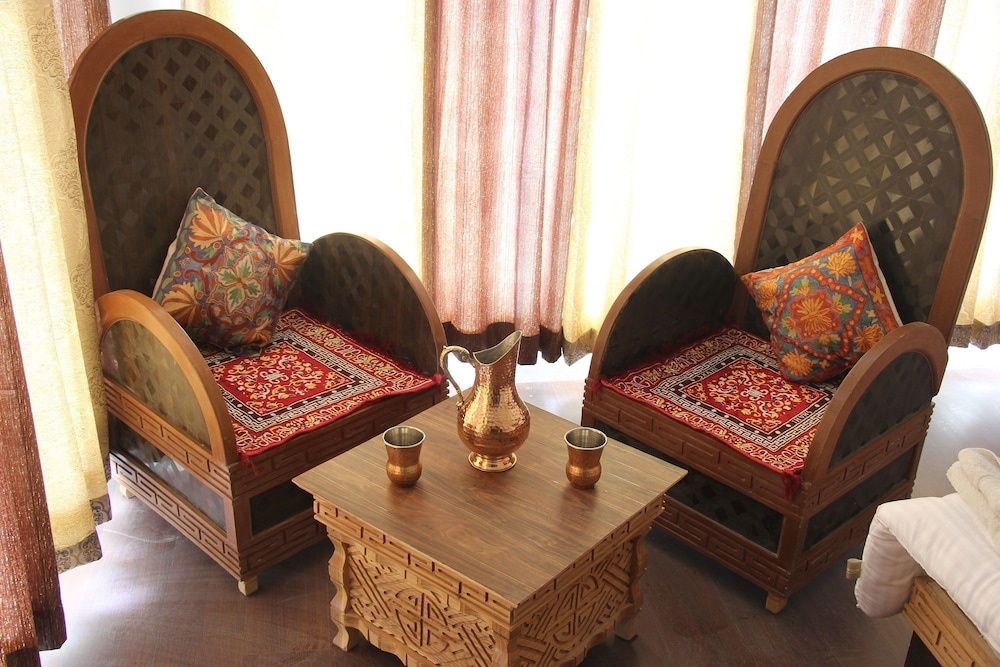 Deluxe Double Room, 1 King Bed, Smoking, Mountain View