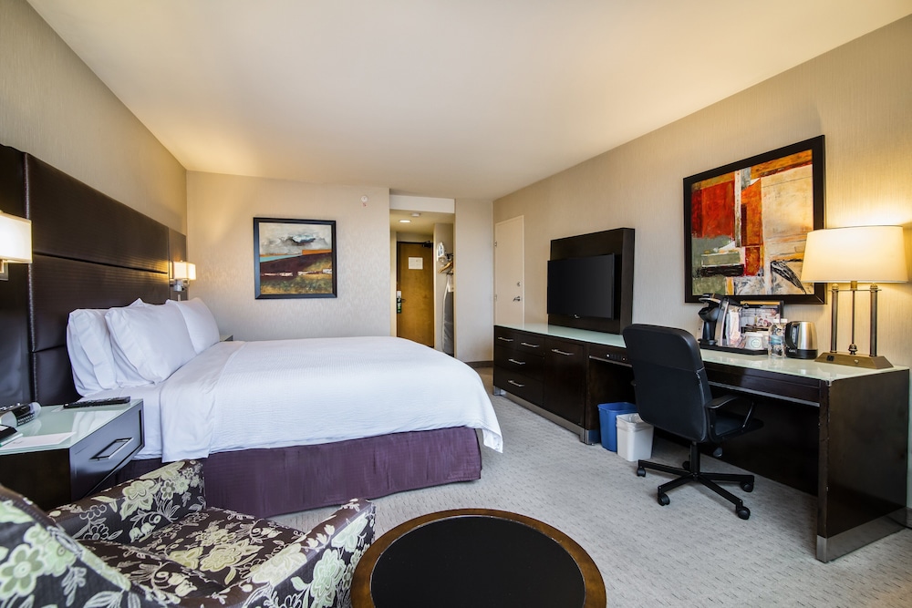 Standard Room, 1 King Bed, Balcony (High Floor) - Photo 1