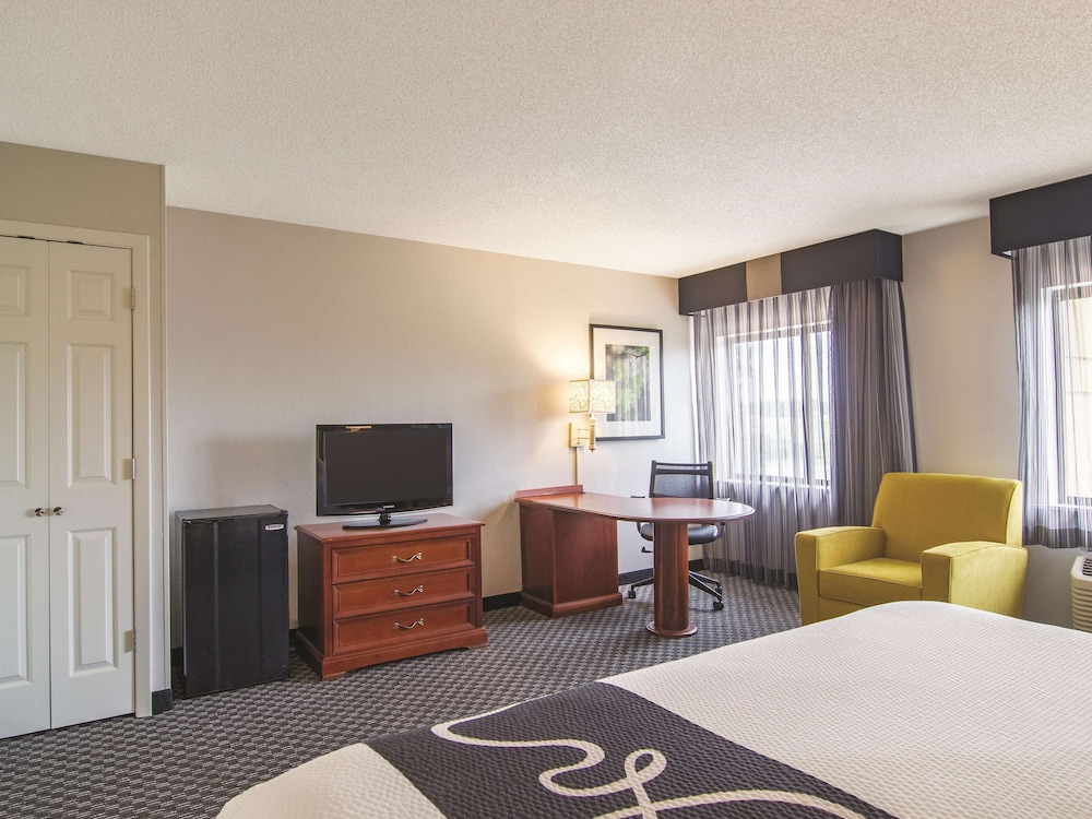 Deluxe Room, 1 Queen Bed, Accessible, Non Smoking (Mobility Accessible) - Photo 3