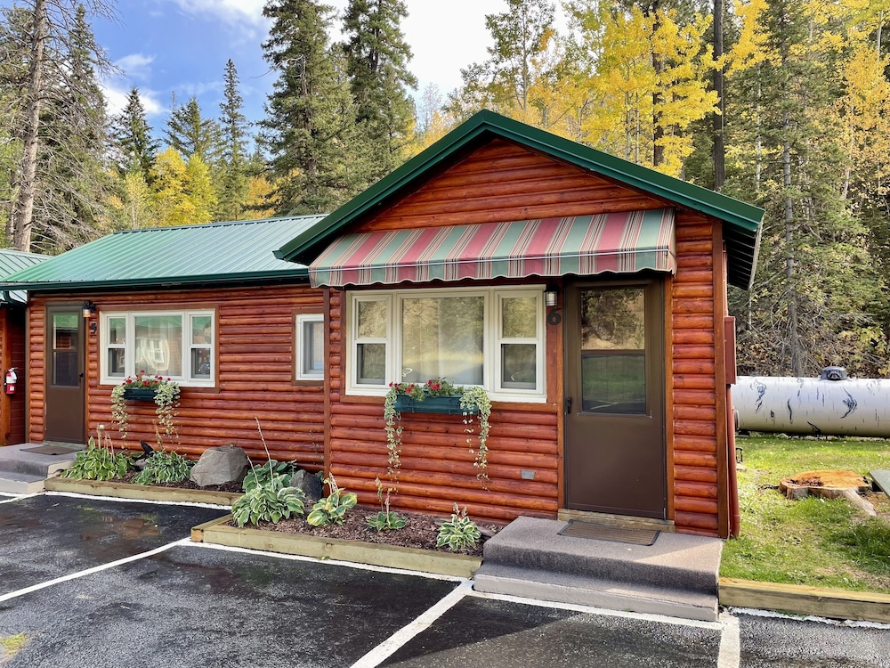 Deluxe Cabin (No Pets)