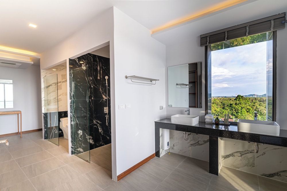 Panorama Executive Suite - Photo 15