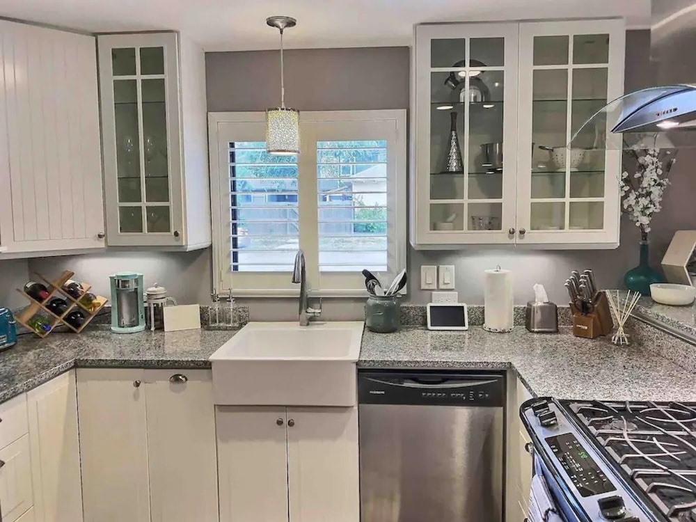 Modern Littleton Cottage 2 Blocks to Main Pets Fenced Backyard Firepit, Bilde 6