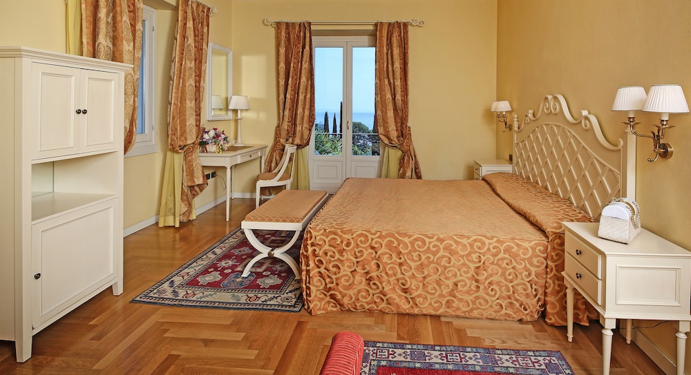 Deluxe Quadruple Room, Balcony, Lake View photo 2