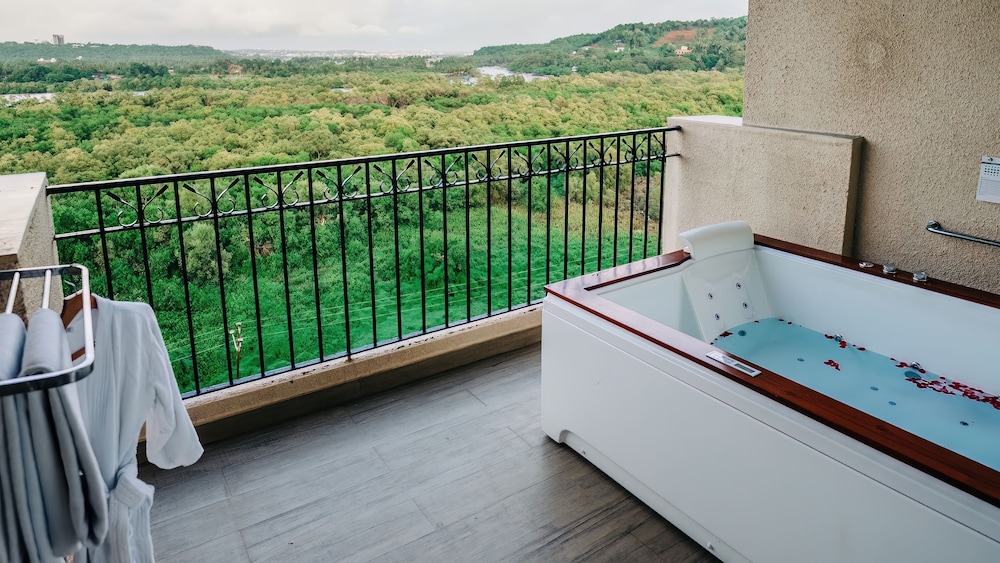 Suite, 2 Bedrooms, Balcony (Sunrise View) - Photo 1