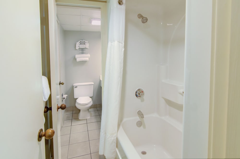 Standard Room, 2 Double Beds - Photo 8